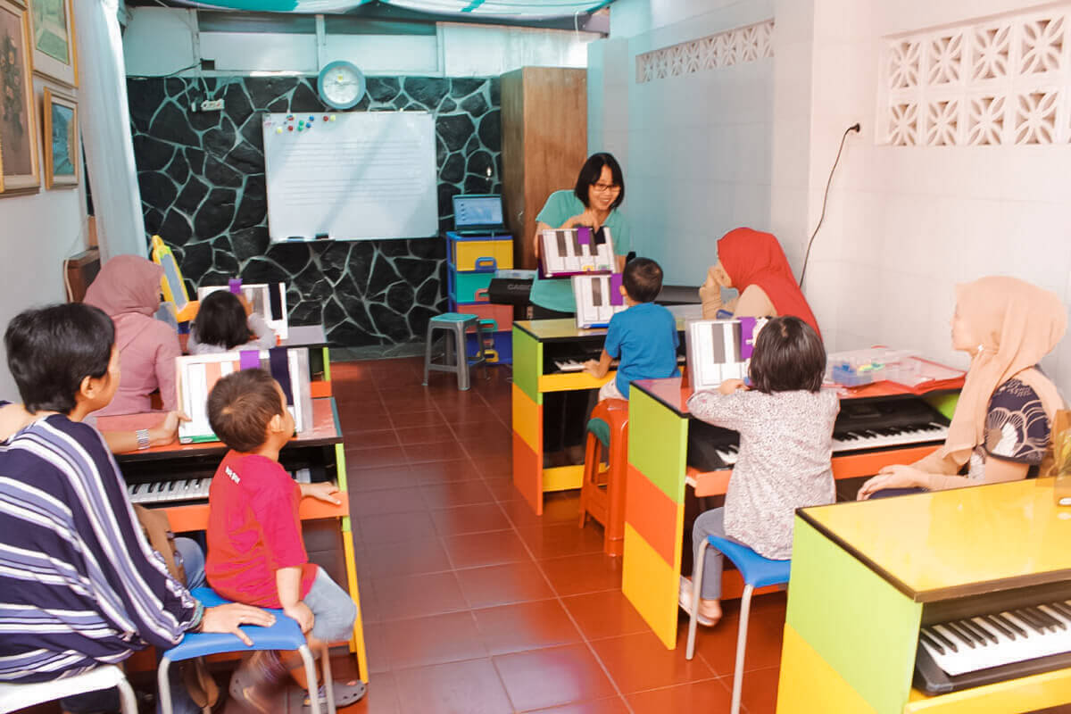 ibu goeti mengajar piano di kelas musik anak bandung