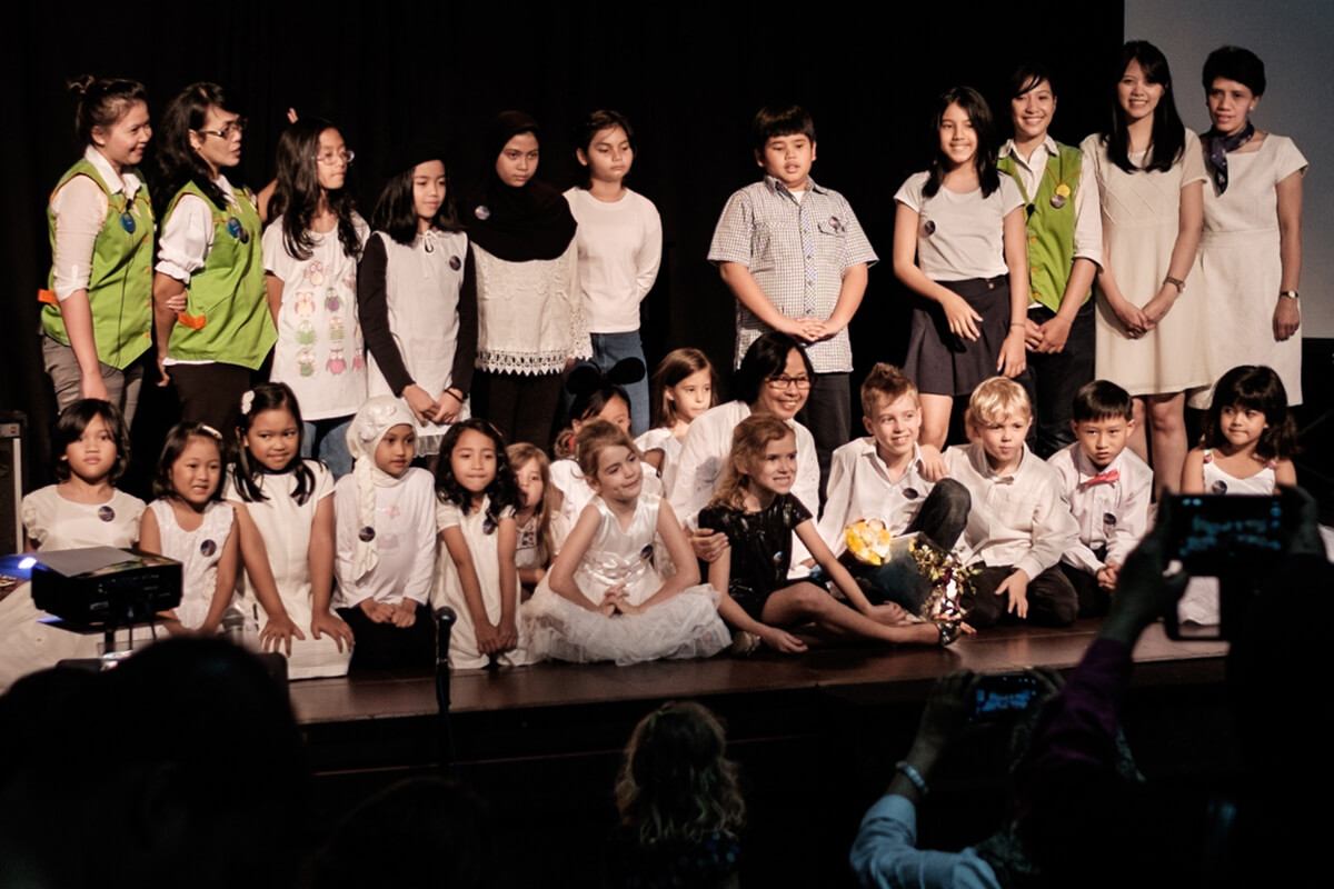 ibu goeti bersama murid-murid di konser perdana jonim musik di IFI Bandung