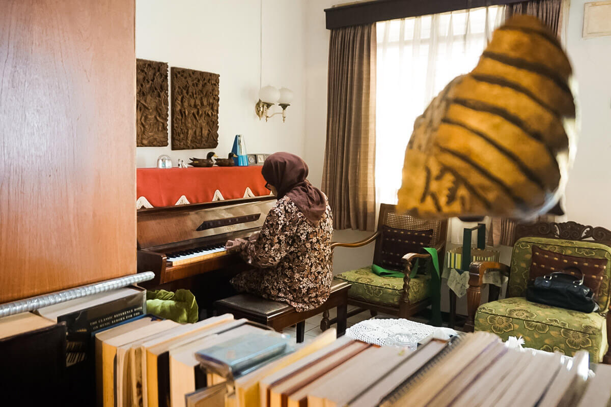 bermain piano di ruang piano di ruang tamu keluarga