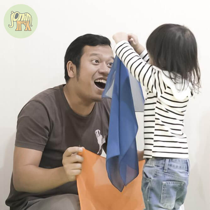 foto anak bersama ayah di kelas jonim musik
